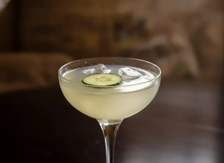 Gurken-Elderflower-Gimlet im Glas