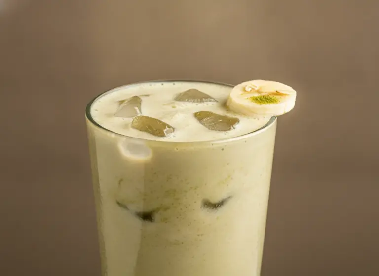 Hafermilch-Erdnussbutter-Smoothie im Glas
