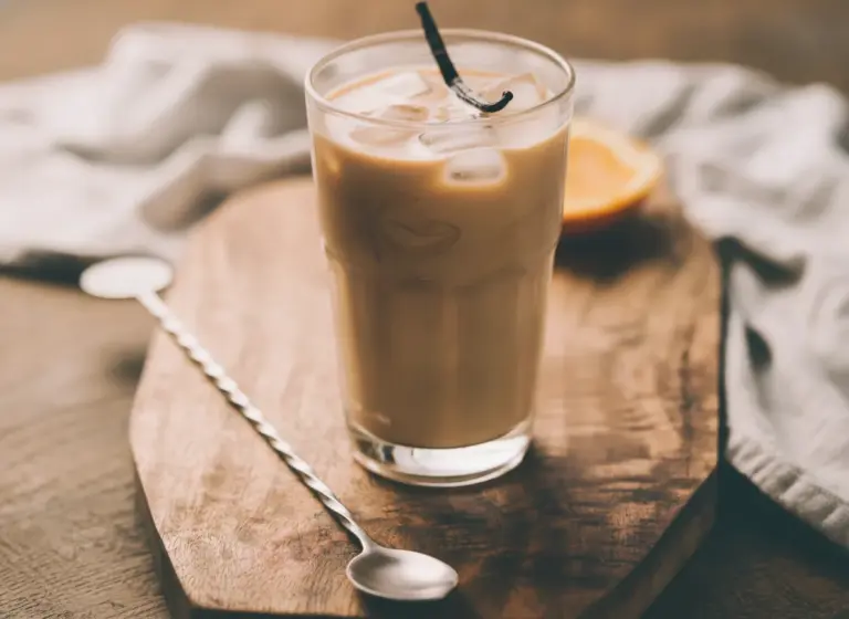 Hafermilch-Espresso-Smoothie im Glas