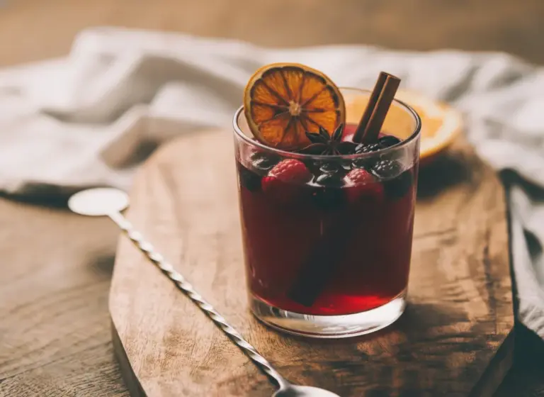 Hibiskus-Beeren-Punsch im Glas