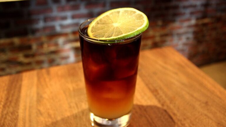 highballs-was-ist-das — Will Shenton / CC BY-SA 3.0 / Wikimedia Commons
