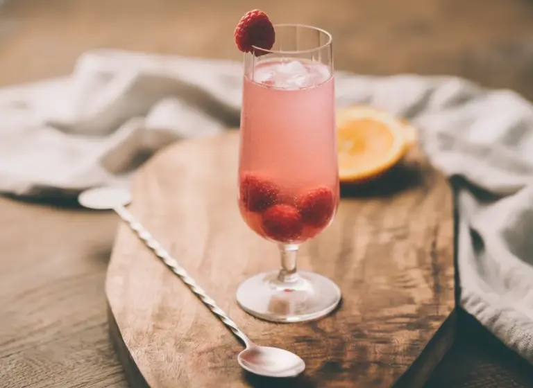 Himbeer-Bellini im Glas