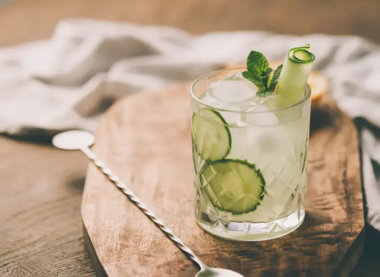 Holunder-Gurken-Mocktail im Glas