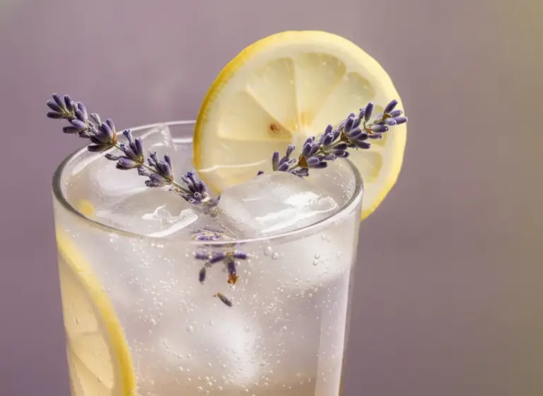 Honig-Lavendel-Limonade im Glas