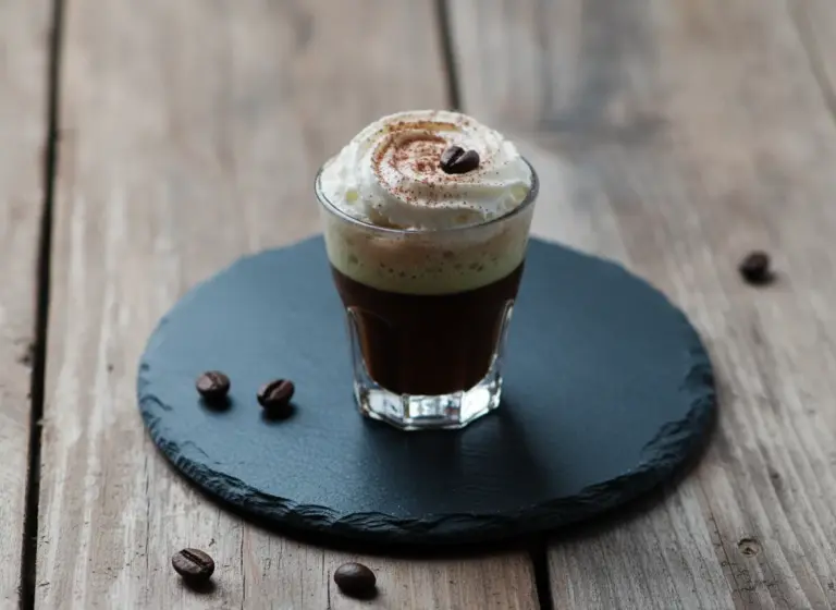Hot Irish Coffee Grasshopper im Glas