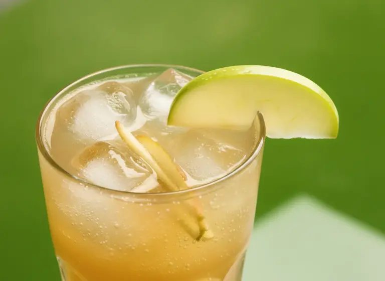 Ingwer-Apfel drink im Glas