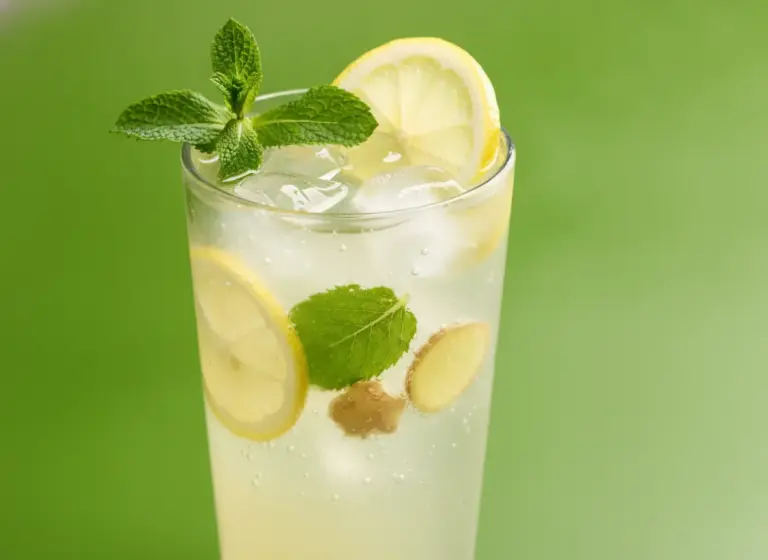 Ingwer-Zitronen-Pfefferminz-Limonade im Glas