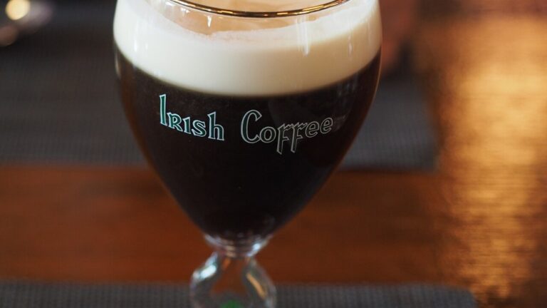 irish-coffee-glas-was-ist-das — JIP / CC BY-SA 4.0 / Wikimedia Commons