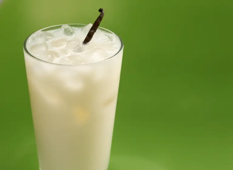 Kalter Kokos-Vanille-Sojadrink im Glas