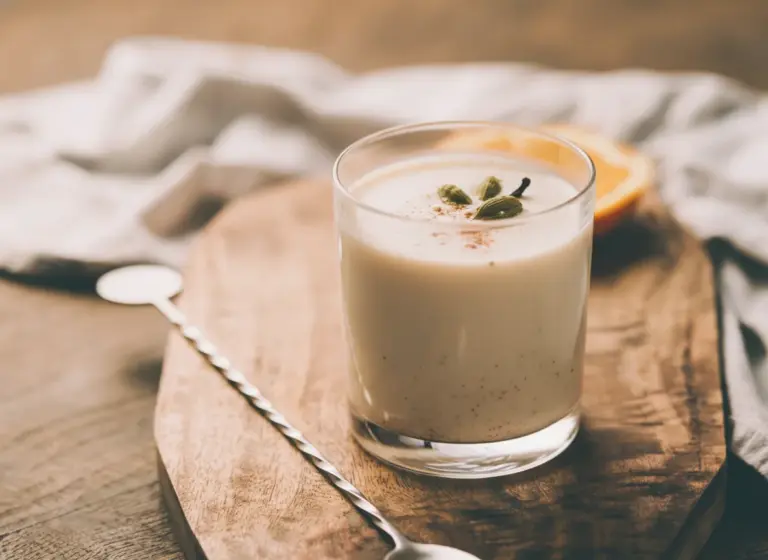 Kardamom-Vanille-Sojadrink im Glas