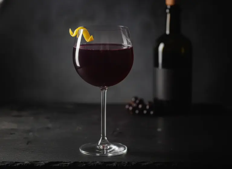 Kir Cassis im Glas