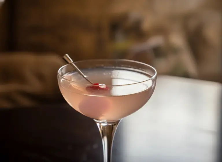Kiss in the Dark mit Maraschino im Glas