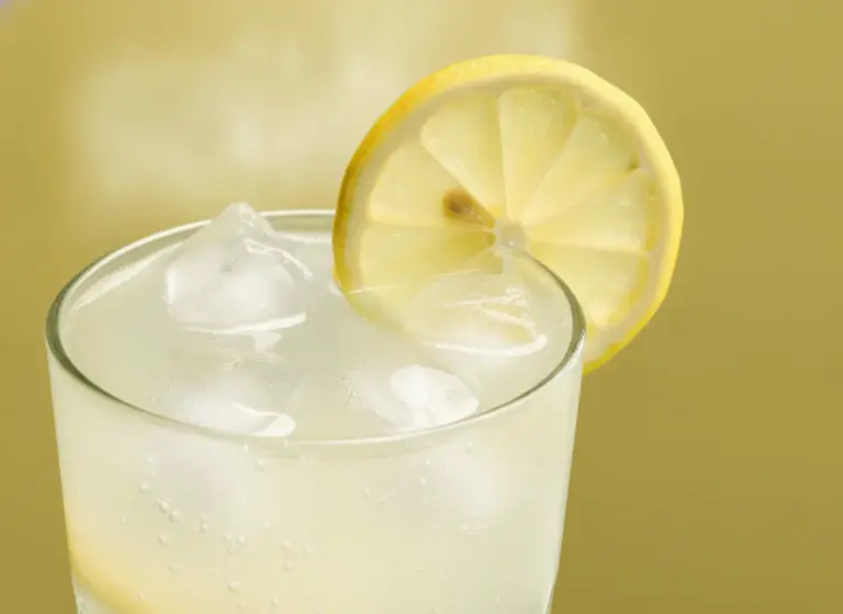 Klassische Zitronenlimonade im Glas