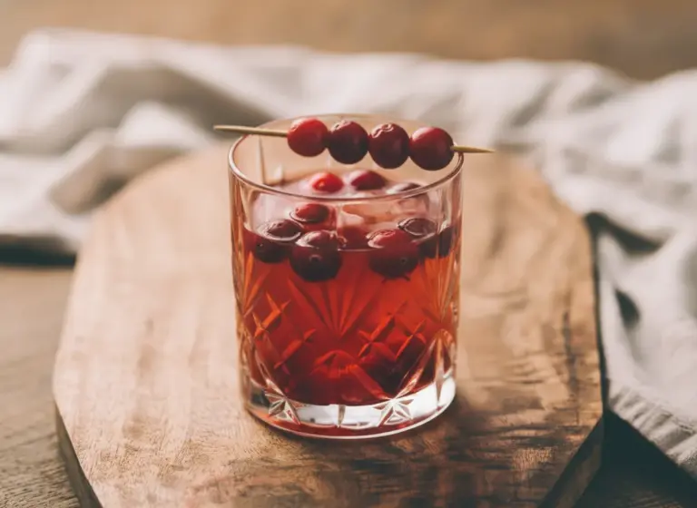 Klyukowka (Клюковка – Cranberry-Wodka-Likör) im Glas