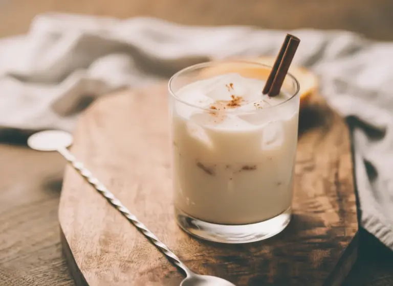 Kokos-Vanille-Sojadrink mit Gewürzen im Glas