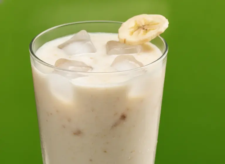 Kokosnuss-Banane-Haferdrink im Glas