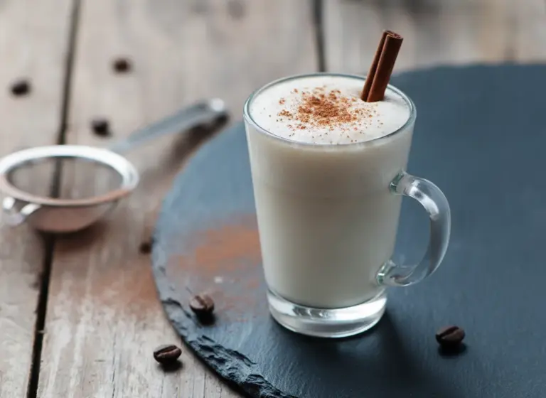 Kokosnuss-Eggnog – alkoholfrei im Glas