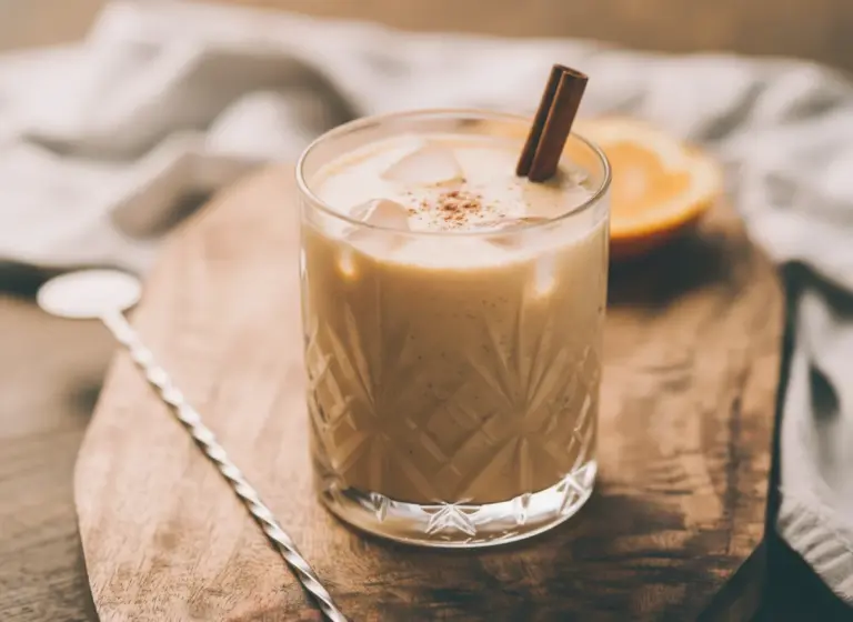 Kürbis-Gewürz-Hafermilchshake im Glas