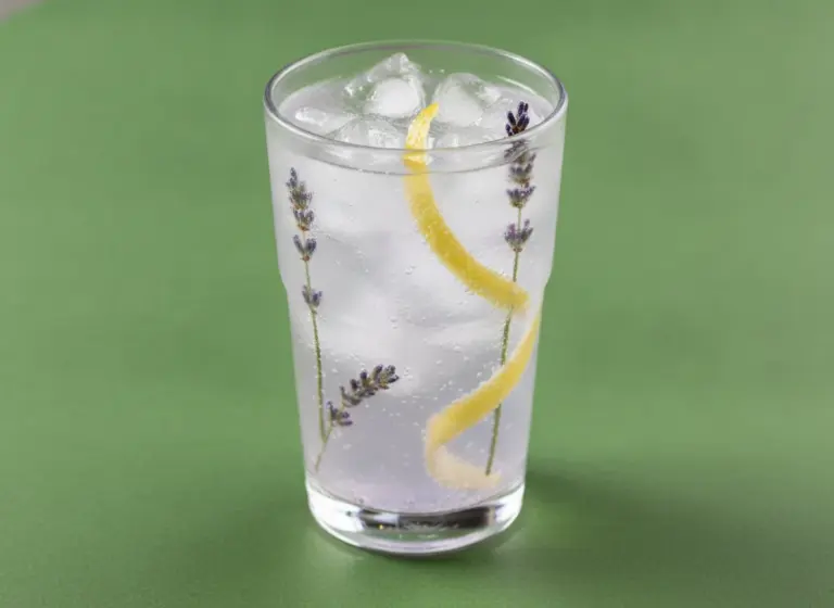Lavendel Gin Tonic im Glas