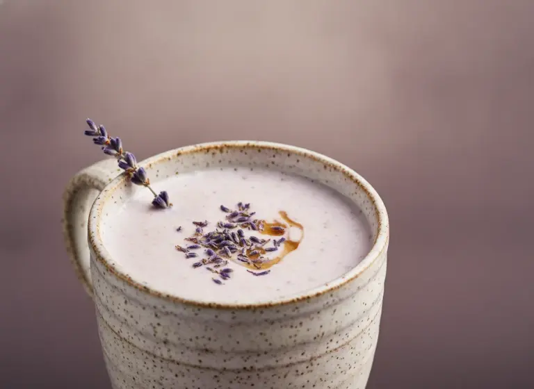 Lavendel-Honig-Haferdrink im Glas