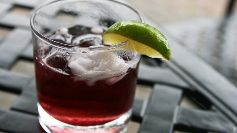 Lavendel-Likör-Cocktails - Was ist das ? — quinn.anya / by-sa via Openverse