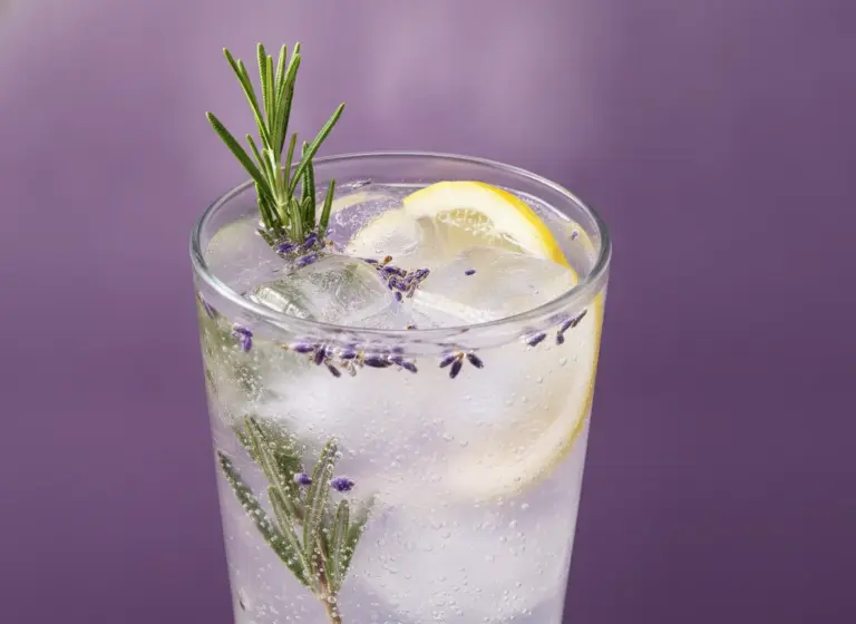 Lavendel-Rosmarin Gin Tonic im Glas