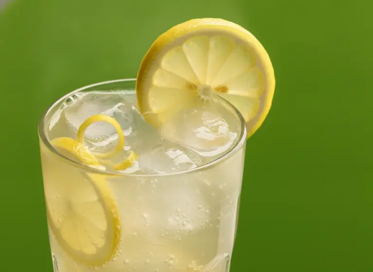 Limonade mit Ingwerbier im Glas