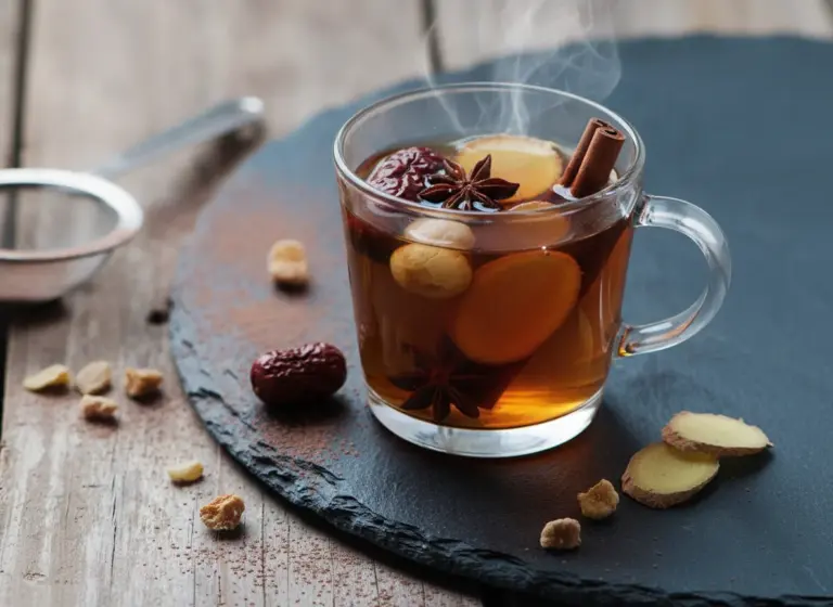 Longan-Rotdattel-Punsch (Longyan Hongzao) im Glas