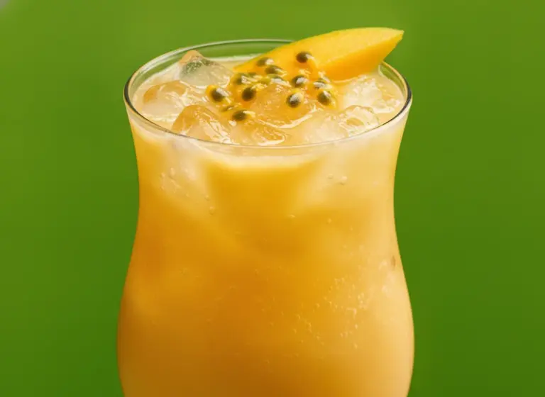 Mango-Colada mit Passionsfrucht im Glas