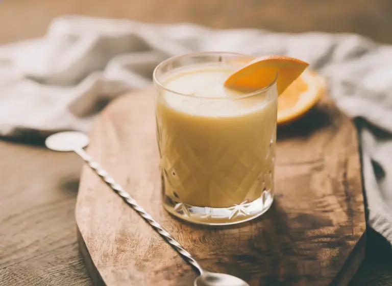 Mango-Kokos-Sojadrink im Glas