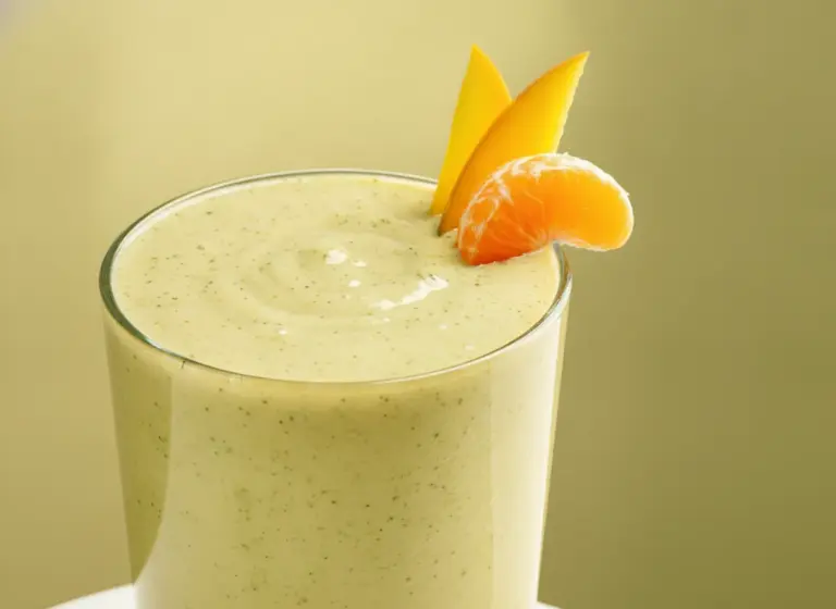 Mango Smoothie mit Birne und Hafermilch im Glas