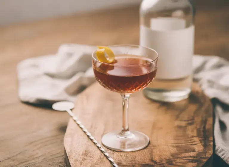 Martinez mit Orangenbitters im Glas