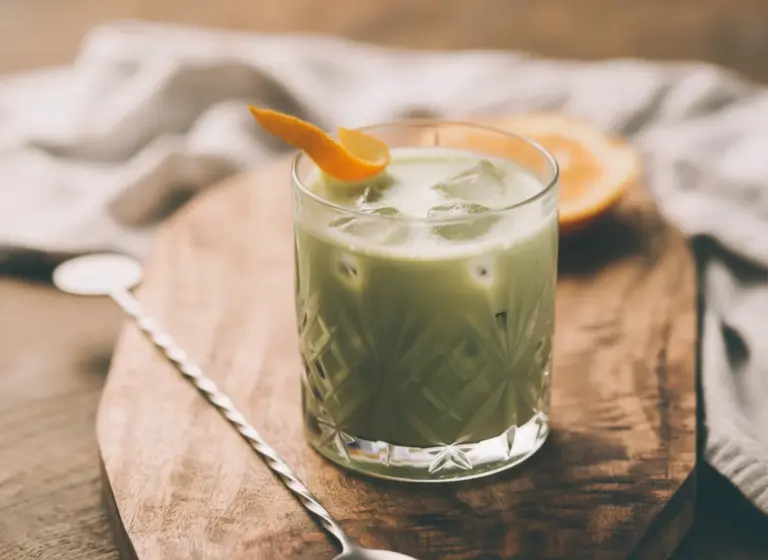 Matcha Haferdrink mit Rum im Glas