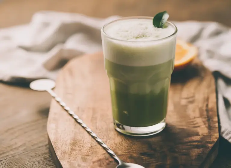 Matcha-Kokos-Latte im Glas
