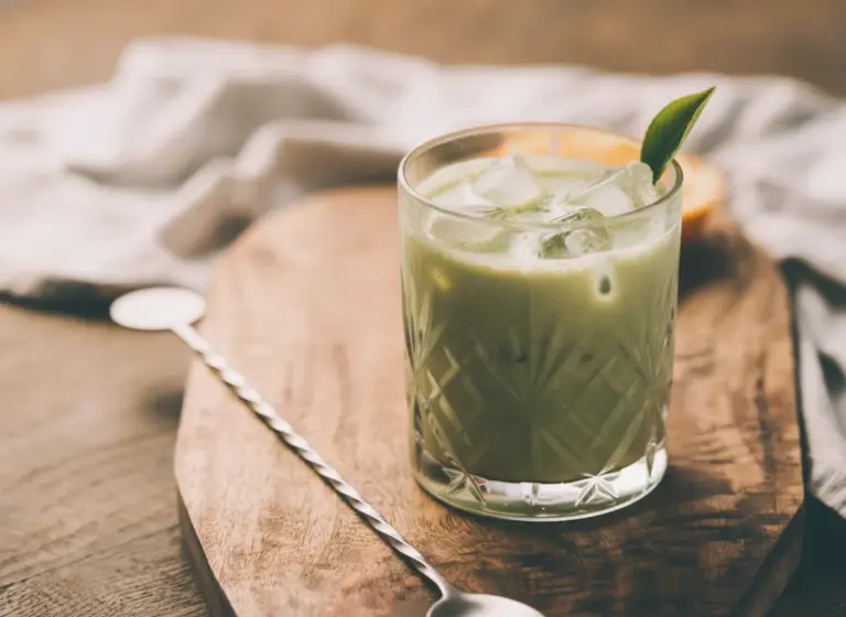 Matcha-Kokosdrink im Glas