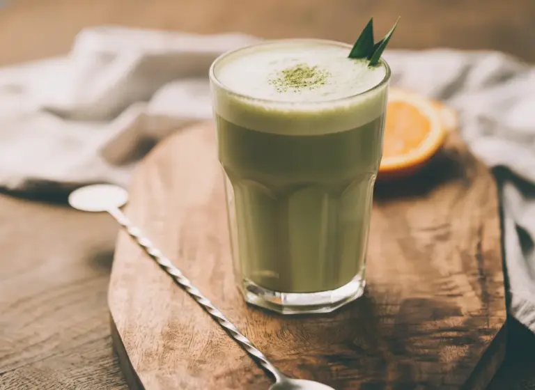 Matcha-Kokosnuss-Latte im Glas