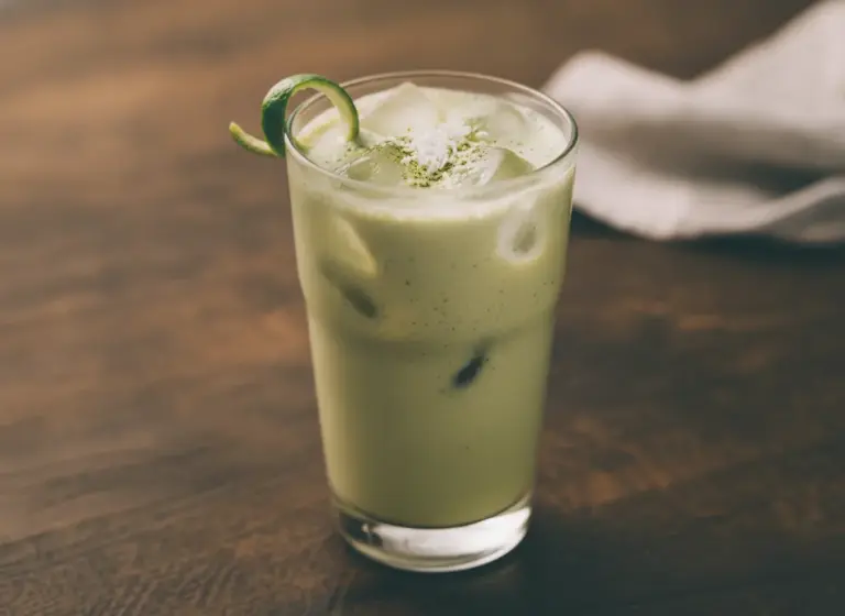 Matcha-Kokosnuss-Sojadrink im Glas
