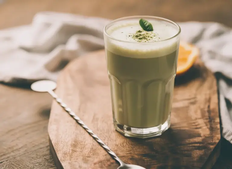 Matcha-Latte mit Hafermilch im Glas