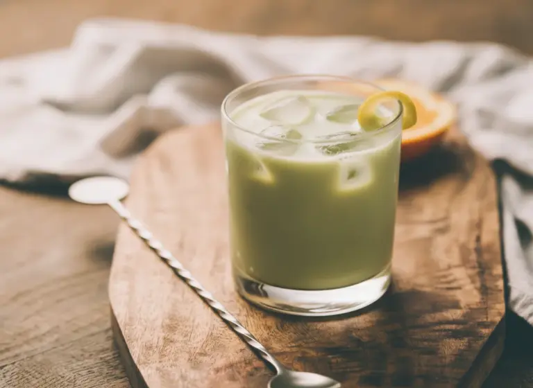 Matcha-Latte-Variante im Glas