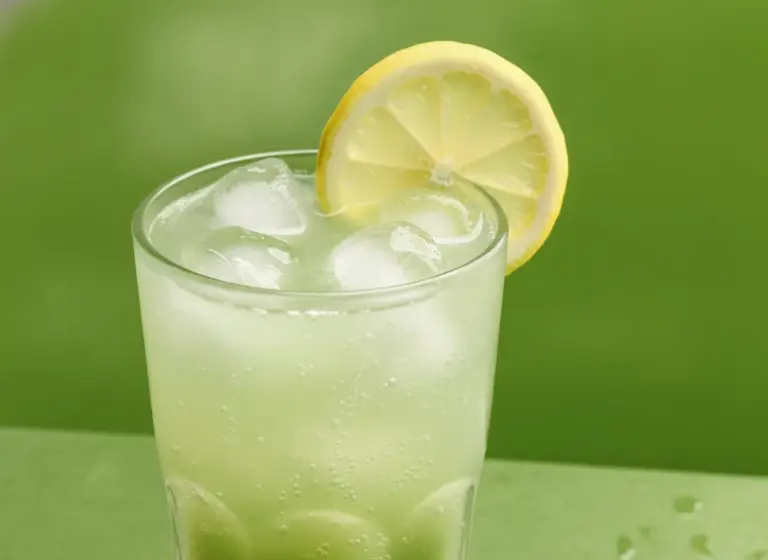 Matcha-Limonade im Glas