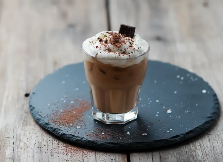 Mexikanische Schokolade mit Rum im Glas