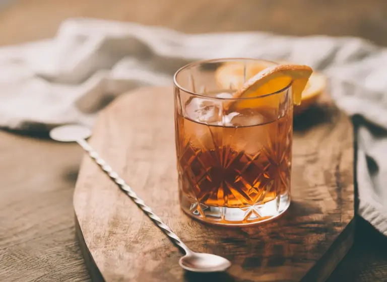 Negroni on the Rocks im Glas