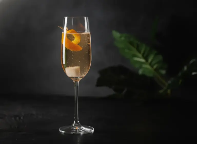 Orange-Spiked Champagner Cocktail im Glas