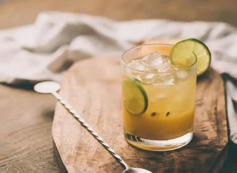 Passionfruit Caipirinha im Glas