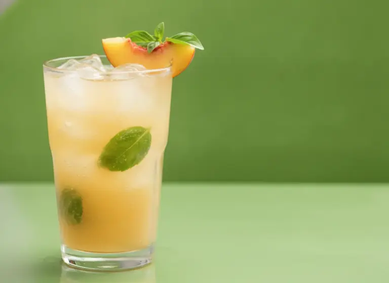 Pfirsich-Basilikum-Limonade im Glas