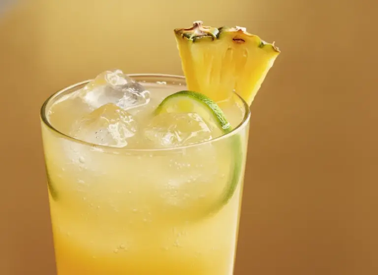 Pineapple Rum Fizz im Glas
