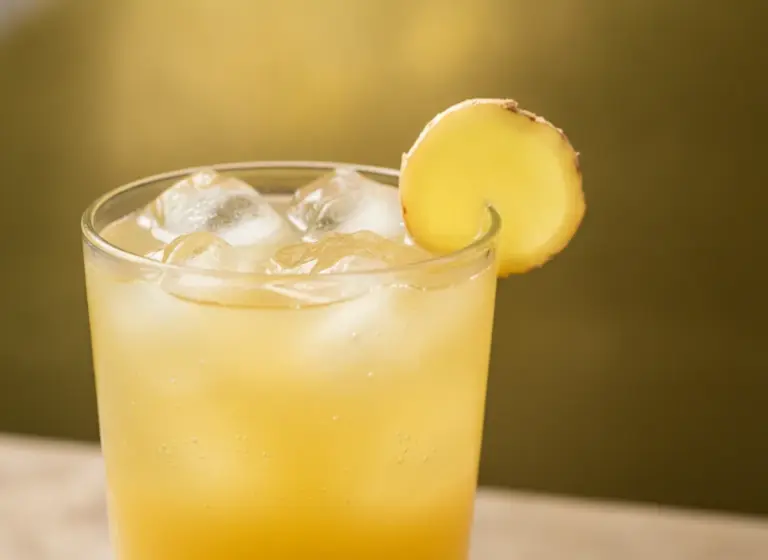 Pineapple Rum Fizz mit Ingwer im Glas