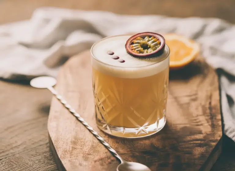 Pisco Sour mit Maracuja im Glas