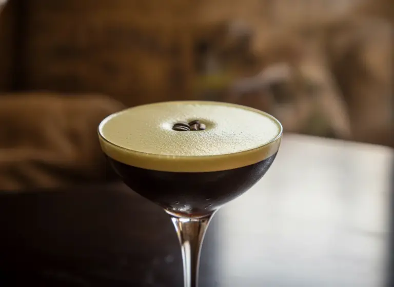 Pistazien-Espresso-Martini mit Amaretto im Glas