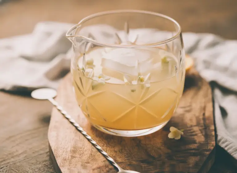 Pomelo-Jasmin-Baijiu-Bowl (Youzi-Punsch) im Glas